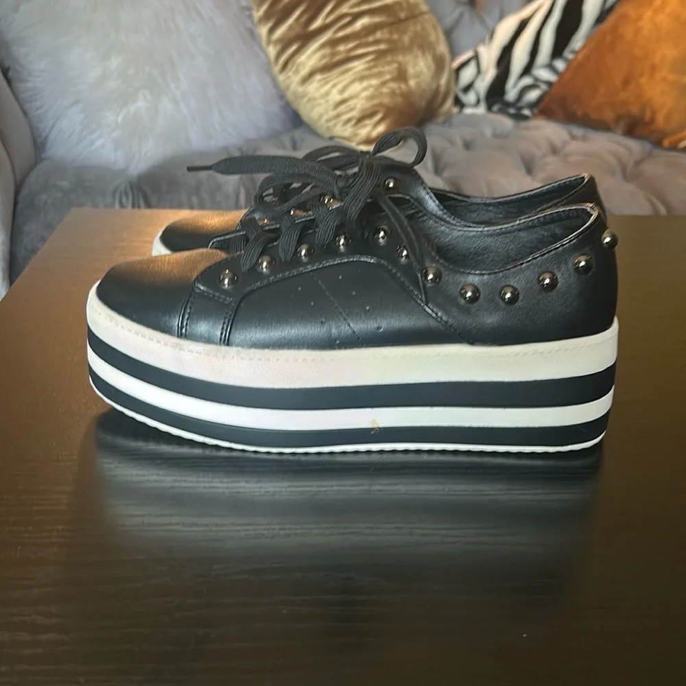 Weeboo, platform sneakers, black and white size 8.5EUC